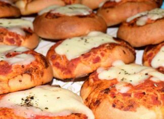 Pizzette veloci al latte pronte in poche mosse, dimentica le lievitazioni lunghe pizzette veloci