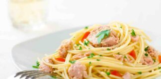 spaghetti con il tonno e pomodorini