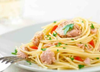 Con una scatoletta di tonno piccola | risolvi il pranzo di oggi, in 10 minuti appena spaghetti con il tonno e pomodorini