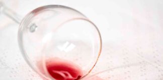 Come smacchiare le tovaglie del corredo, dopo le festività dalle macchie ostinate di vino, cioccolato e sugo tovaglia da smacchiare
