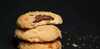 Biscotti croccantelli, ma dentro ripieni di cioccolato Biscotti con ripieno di cioccolato - RicettaSprint