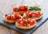 Bruschette tostate, la ricetta di mia suocera è al top Bruschette al pomodoro tostato - RicettaSprint
