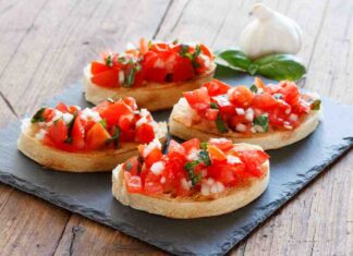 Bruschette tostate, la ricetta di mia suocera è al top Bruschette al pomodoro tostato - RicettaSprint