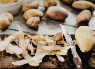 Prendo le bucce di patate e le unisco allo yogurt, il top per la pelle del viso Bucce di patate trattamento viso - RicettaSprint