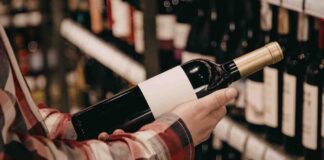 Per conservare il vino devi bagnare il tappo, il perché ti lascerà senza parole Come conservare le bottiglie di vino - RicettaSprint