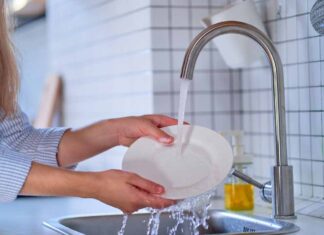Attenzione a come lavi i piatti, forse l’acqua calda non è la soluzione migliore Come lavare i piatti in acqua calda o fredda - RicettaSprint