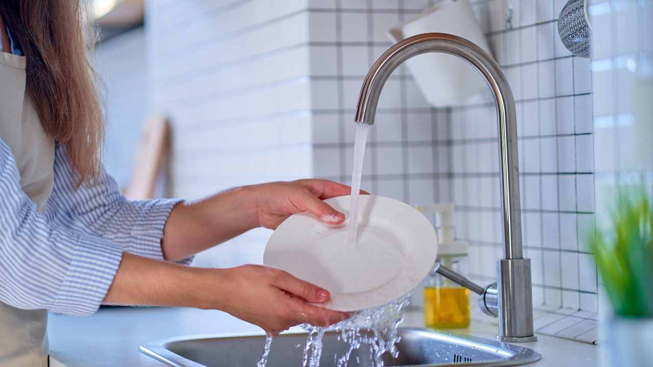 Come lavare i piatti in acqua calda o fredda - RicettaSprint