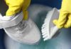 trucco perfetto per pulire le scarpe bianche, ti basta una spugna per i piatti Lavare scarpe bianche - RicettaSprint