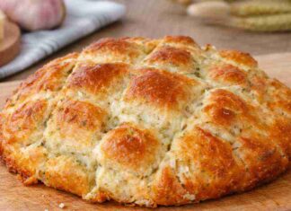 Avevo dell’aglio avanzato, ho preso il pane e li ho uniti per qualcosa di meraviglioso! Nodini di pane all'aglio - RicettaSprint