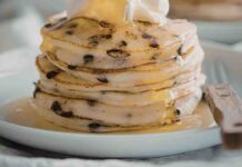 Pancake senza latte ma con le gocce di cioccolato, così ti mettono subito di buon umore!
