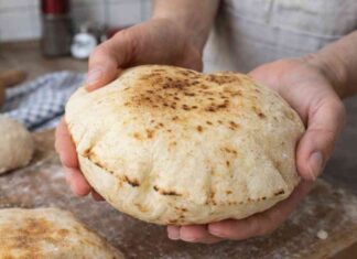 Pane con un vasetto di yogurt - RicettaSprint