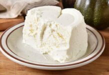 Ricotta fresca, il siero va tolto? Per conservarla non commettere questo errore Ricotta in frigo come si conserva - RicettaSprint