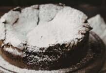 Torta al cioccolato fondente, al cuore morbido come un tortino TORTA AL CIOCCOLATO FONDENTE