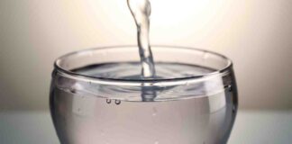 Al mattino metti un cucchiaino di curcuma nell’acqua, ecco cosa succede Un cucchiaino di curcuma nell'acqua - RicettaSprint