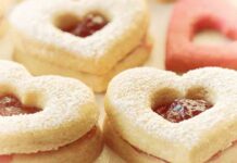 I biscotti dell’amore, la frolla racchiude un cuore cremoso da provare subito biscotti dell'amore, frolla confettura
