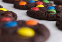 Cookie con gli smarties ma al cioccolato questa volta per la gioia dei bambini cookie con gli smarties