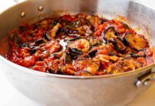 Melanzane al pomodoro, buone così ancora meglio se ci condisci la pasta melanzane al pomodoro