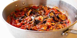 Melanzane al pomodoro, buone così ancora meglio se ci condisci la pasta melanzane al pomodoro