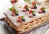 millefoglie con chantilly, fragole e mirtilli