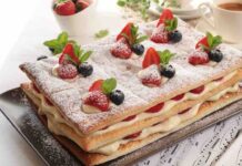 millefoglie con chantilly, fragole e mirtilli