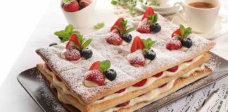millefoglie con chantilly, fragole e mirtilli