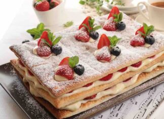 Millefoglie con chantilly, fragole e mirtilli, croccantezza e cremosità per il mio dessert millefoglie con chantilly, fragole e mirtilli