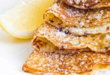 Pancake al limone irresistibili al mattino vicino a una spremuta