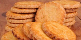 Questi a colazione sono il massimo, hanno pochissime calorie e con il latte sono una delizia Biscottini leggerissimi con farina integrale - RicettaSprint