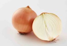 Cipolla tagliata a metà sul comodino - RicettaSprint