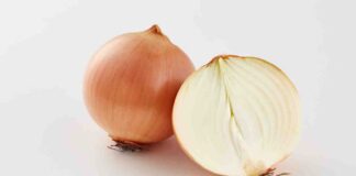 Cipolla tagliata a metà sul comodino - RicettaSprint