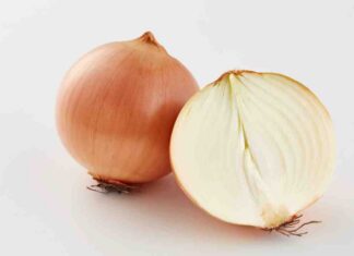 Cipolla tagliata a metà sul comodino - RicettaSprint