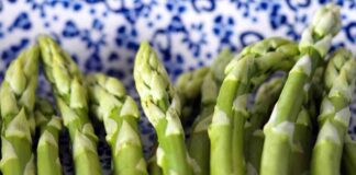 Come vanno puliti gli asparagi - RicettaSprint