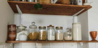 Farfalle nella farina, il problema è in dispensa, non lo ignorare Farfalle della farina e dalla pasta - RicettaSprint