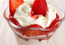 Tempo di fragole e panna… ma con stile, così il dopocena diventa gourmet Panna e fragole - cibochepassioneblog.it
