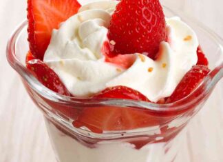 Tempo di fragole e panna… ma con stile, così il dopocena diventa gourmet Panna e fragole - cibochepassioneblog.it