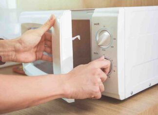 Pulire microonde con il limone - RicettaSprint