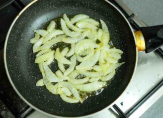 Soffritto di cipolla come evitare che si bruci - RicettaSprint