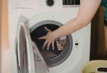 Prova a mettere un cucchiaino di bicarbonato in ogni lavaggio in lavatrice, ecco cosa succede Cibi da non mettere nel forno a microonde - RicettaSprint