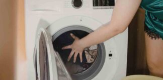 Prova a mettere un cucchiaino di bicarbonato in ogni lavaggio in lavatrice, ecco cosa succede Cibi da non mettere nel forno a microonde - RicettaSprint