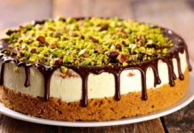 Cheesecake al cioccolato e pistacchio | chi la compra la colomba quest’anno cheesecake al cioccolato e pistacchio