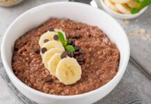 Porridge al cioccolato con banane | per una colazione golosa e leggera porridge