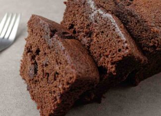 torta al cacao e acqua