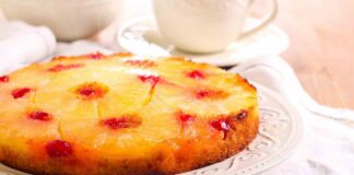 torta ananas e ciliegie