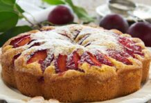 Torta con le prugne, soffice morbida