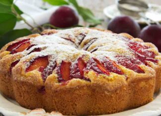 Torta con le prugne, soffice morbida