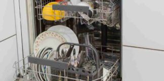 Attenzione alle teglie, non vanno messe subito in lavastoviglie, c’è una cosa che devi fare Attenzione a come metti le teglie in lavastoviglie - RicettaSprint