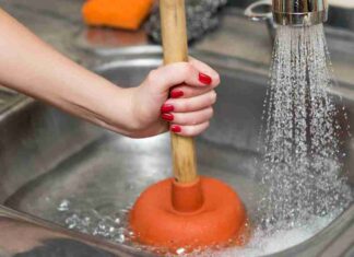 Pulire lo scarico del lavandino per evitare che si otturi: il trucco degli idraulici Come evitare che il lavandino si otturi - RicettaSprint