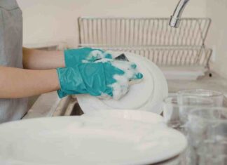 Come togliere la puzza di uovo dai piatti - RicettaSprint