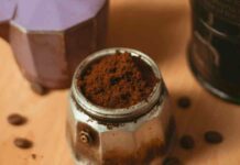Fondi di caffè, non buttarli mai più: 3 modi per usarli in casa Fondi del caffè come usarli - RicettaSprint
