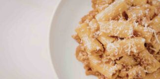 Con 5 euro appena preparo un primo piatto da urlo | pasta e salsiccia senza la panna PASTA E SALSICCIA